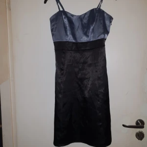  - Mycket fin klänning i nyskick snvänd en gång 