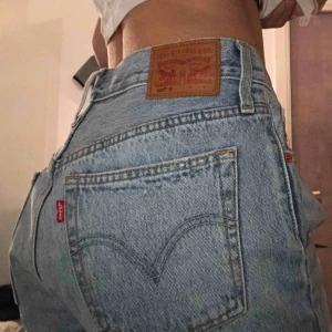 - 501 skinny levis jeans i ljus blått köpta i helt fel storlek! köpta för 1099kr. Pris kan diskuteras. Endast provade. Kontakta för mer info eller bilder!!🥂✨🌼