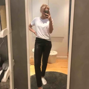  - Läderbyxor, sitter bra något stora i midjan för mig Knappt använda Kan mötas upp eller frakta