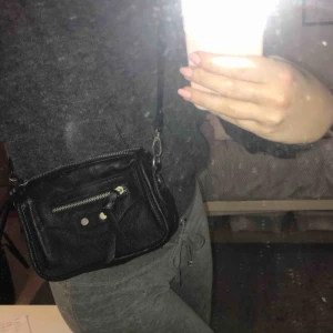  - cool liten väska med justerbart band! I superfint skick💖  