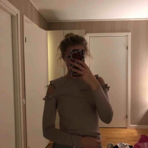  - Ljusrosa tröja med urklippta axlar med volanger från new yorker! Använd ett fåtal gånger! Frakt 30kr