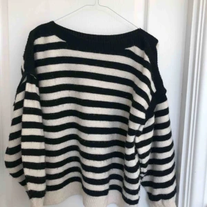  - Randig stickad tröja från Mango.