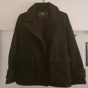  - En höstig jacka ifrån WESC som är i fint skick och innehåller 80% ull.