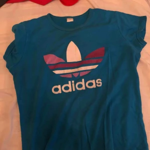  - Blå adidas tröja. Välanvänd därav det låga priset. Frakt ingår