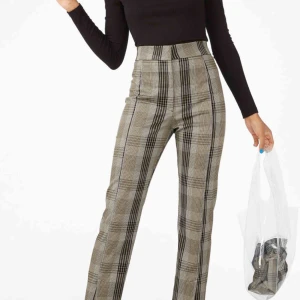  - front slit trouser från Monki (finns online för 350). OBS att de jag säljer är helsvarta! köpta på plick men tyvärr inte rätt storlek för mig. sista bilden lånad från förra säljaren 