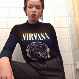  - As fina dressy byxor från Monki. Perfekta för man kan klä upp dem lätt men även klä ner o göra grunge och casual. Säljes då det är inte riktigt är min stil Gylfen ser ut som på bilden men ser normal ut om man säkerhetsnålar från insidan  Frakt: 30 kr