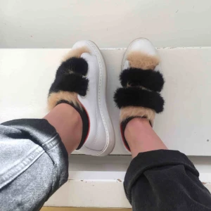  - Ett par snygga fluffiga skor från Zara. Ser ut som nya, använt de ca. 2 gånger. Köparen står för frakten och tar helst Swish