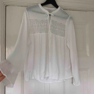  - Jättesöt och romantisk blus i viskos. Fint skick. Storlek 42.