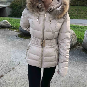  - Hollies jacka. Beige. Storlek 40.  