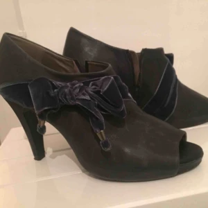  - Mjukastes skinn jag känt på skor, ever! Platå fram 1-1,5cm klack innermått 8cm ytter 10cm. Blå med sammetsrosett