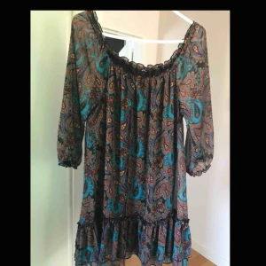  - Härlig klänning som passar alla årstider. Bekväm! Härliga färger