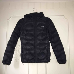  - Marinblå peak performance helium jacka i storlek XS. Knappt använd men min hund råkade göra ett litet håll i högra jackärmen (visas bild 3) men det är lagat. Nypris ca 2000kr. Pris kan diskuteras och jag kan mötas i sthlm💞