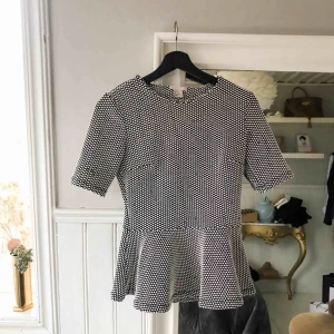  - Peplumtopp från hm trend. Använd ett fåtal gånger och i fint skick. 