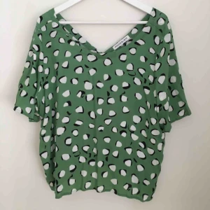  - En skön topp från Rodebjer. Knappar på ryggen.