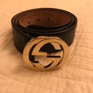  - Kollar om det finns intresse för mitt Gucci skärp då det inte kommit till användning på väldigt länge. Dustbag medföljer. Fraktkostand tillkommer. 