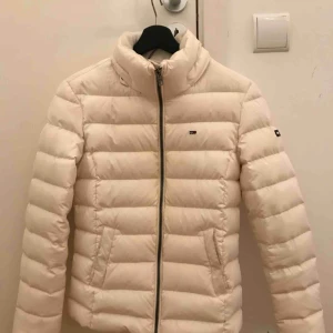  - Vit dunjacka från Tommy Hilfiger med avtagbar luva och päls. Köpt på Bubbleroom för 2199 kr