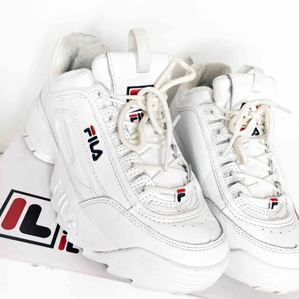 FILA disruptor 2. Använda men ändå i bra skick. Köptes i slutet av augusti men har inte används så flitigt. Kommer med kartong o kvitto. Skor.