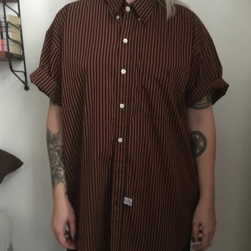 Marc O’polo randig skjorta, storlek xxl men passar tex en medium (det har den på bilderna) beroende på hur du vill ha den:) pris inkl frakt . Skjortor.