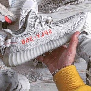  - Intressekoll! Har ett par Yeezy blue tint i storlek EU 44 2/3 som jag funderar på att sälja. Varsamt använda, i väldigt bra skick. Äkta, köpta på shelta, kommer med Box och kvitto. Bud från 2600kr eller BIN 3200kr