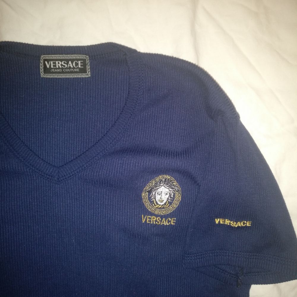 Vintage T-shirt av Versace Storlek S Köparen står för frakt!. T-shirts.