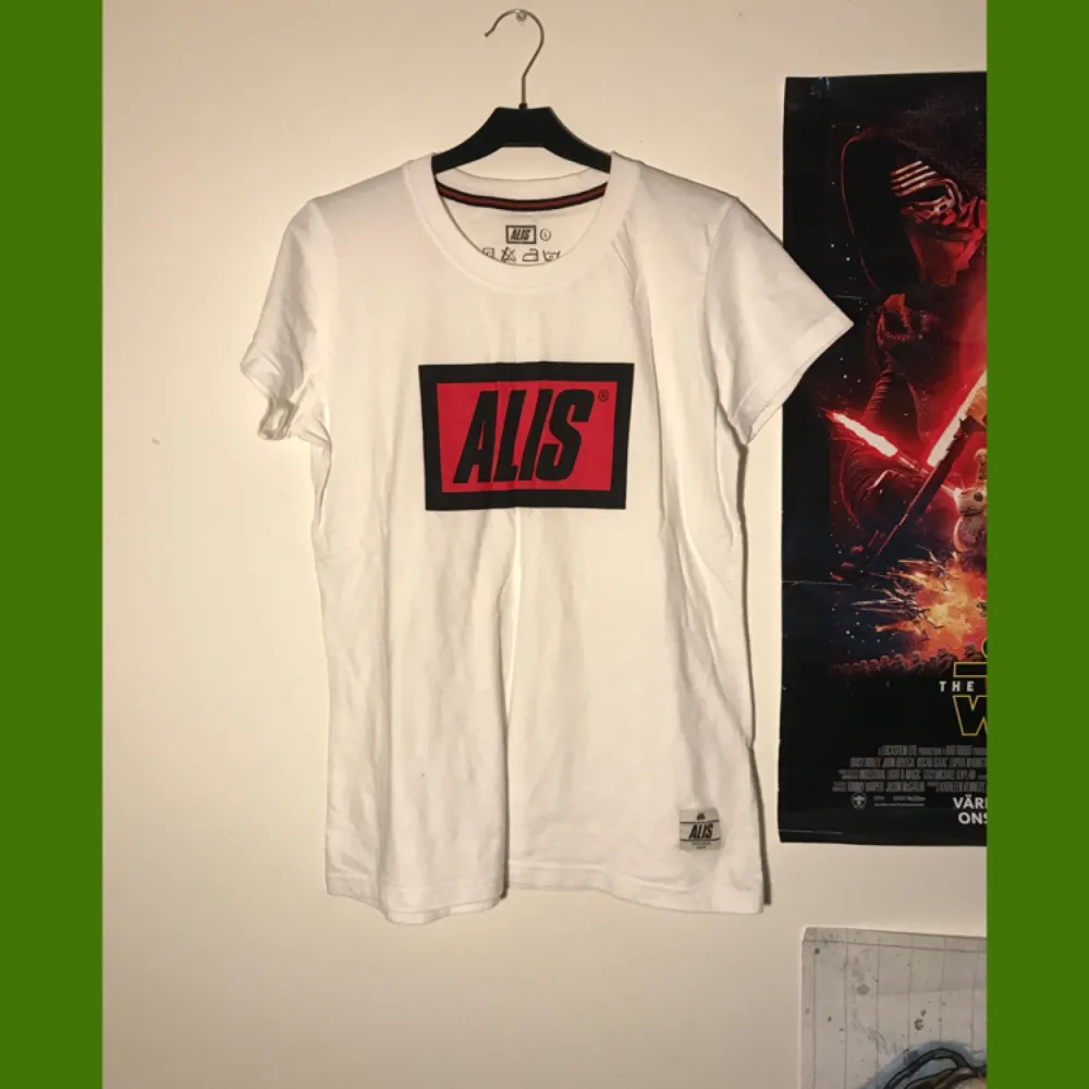 Alis T-shirt köpt i Christiania. Köparen betalar frakt på 50kr. T-shirts.