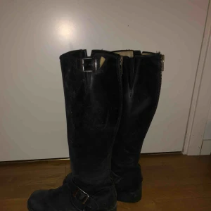  - Äkta Johnny Bulls i storlek 37 men de passar även 36. De är svarta. På bilden kan de se lite smutsiga ut men de ska tvättas ordentligt innan de säljs.  Använda en vinter. Ändå i väldigt bra skick.  Nypris 2000kr. Frakten ingår i priset. 