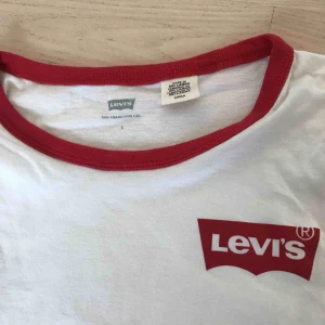  - Jätte fin tröja från Levis! Använd 5-6 gånger så den är i bra skick