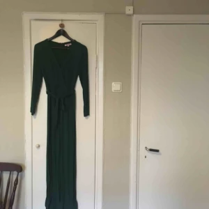  - OBS ej rättvis bild på färgen! Snygg mörkgrön jumpsuit från indiska! Krympt i tvätten så väldigt liten i storleken! Utsvängda ben och armar med slits! Super bekväm! Priset kan diskuteras vid snabb affär! Köparen står för frakten! 