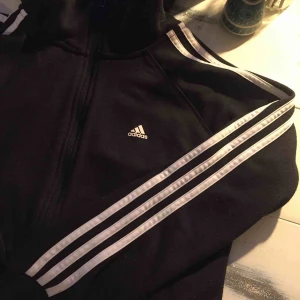  - Adidias-hoodie med dragkedja. Står strl M på med tycker den är mer som en S.