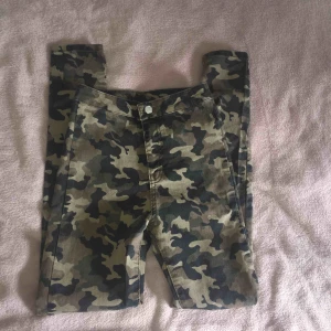  - Skinny Army jeans från Madlady storlek: xs. Helt nya, endast testade. Säljer dom pågrund av att dom inte passar mig. Finns ej att köpa längre men nypriset var 349kr. Tar betalt via Swish. Kontakta mig om du har fler frågor.💞