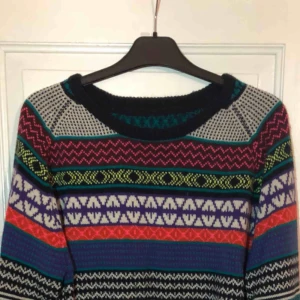  - Mönstrad, stickad tröja.  Den är sparsamt använd så den är i fint skick! Frakt tillkommer. 