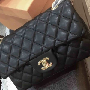  - Helt ny och oanvänd guld chanel bag .Väldigt fin och mjuk ! Dustbag följer med !  !  Jag ansvarar inte för postens slarv!  Inte äkta !!! Storlek : 25*15 Rekommenderat brev kostar 150kr