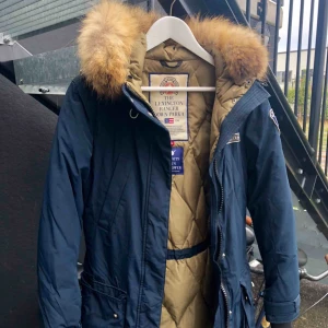  - Inköpt hösten 2015 från Lexington butiken i Växjö. Avtagbar pälskrage för den som önskar. Storlek XS men passar även S/M. Mycket sparsamt använd. Nypris 7000 kronor.