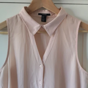  - Ljusrosa topp med krage 