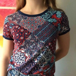  - Nästintill oanvänd t-shirt från Monki! Hur fin som helst tillsammans med exempelvis en jeanskjol. Passar både XS & S. 🌸Priset är inkl frakt. Om det är något mer ni undrar över kolla gärna in min profil eller skicka en fråga<3