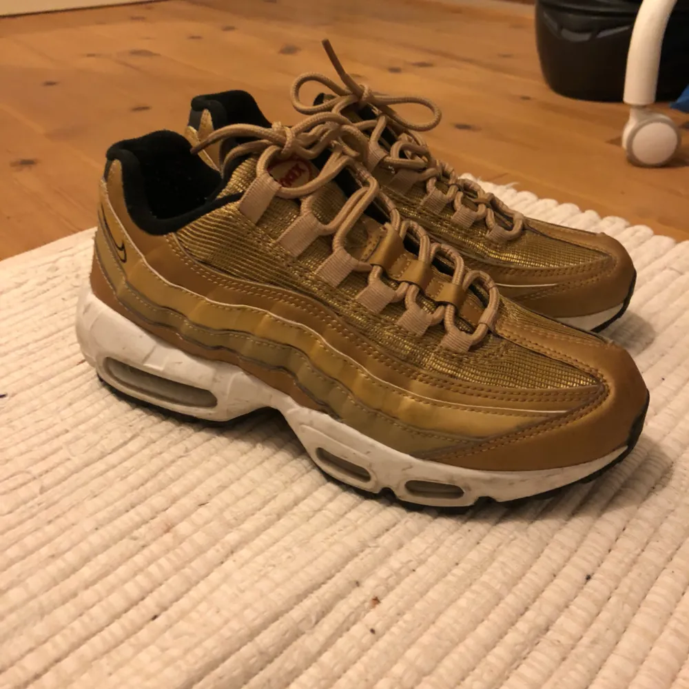 Supersnygga Nike air max 95 i guldig färg! Är de skönast skorna jag har ägt men använder de tyvärr väldigt sällan 😕 eventuell frakt står köparen för 🌼. Skor.