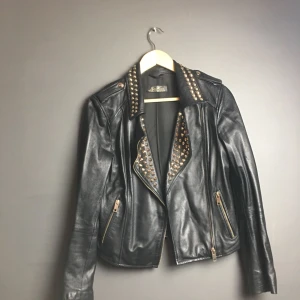  - Svart skinnjacka från Zara med guldfärgade nitar. Står inte storlek men gissar på att det är en S-M