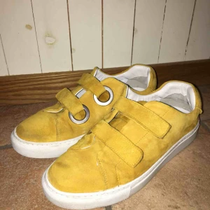  - Jätte fina gula skor från & Other Stories med kardborreband! Låda finns kvar😋