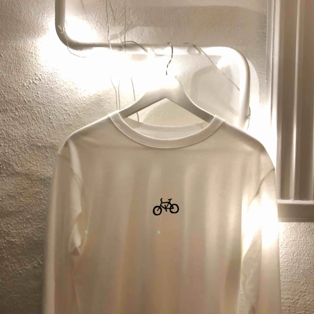 Vi är ett UF företag och kallar oss Cykla UF. ⚡️ Vi säljer tröjor som är av 100% miljövänlig bomull och där 20% av vår vinst går till Team Rynkebys insamling till Barncancerfonden. 🙏🏻 Pris: 199 kr Storlekar: S-L. T-shirts.