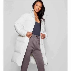  - Helt ny jacka, aldrig använd.  Säljer pga fel storlek, Ny pris 999. 400 ink frakt 