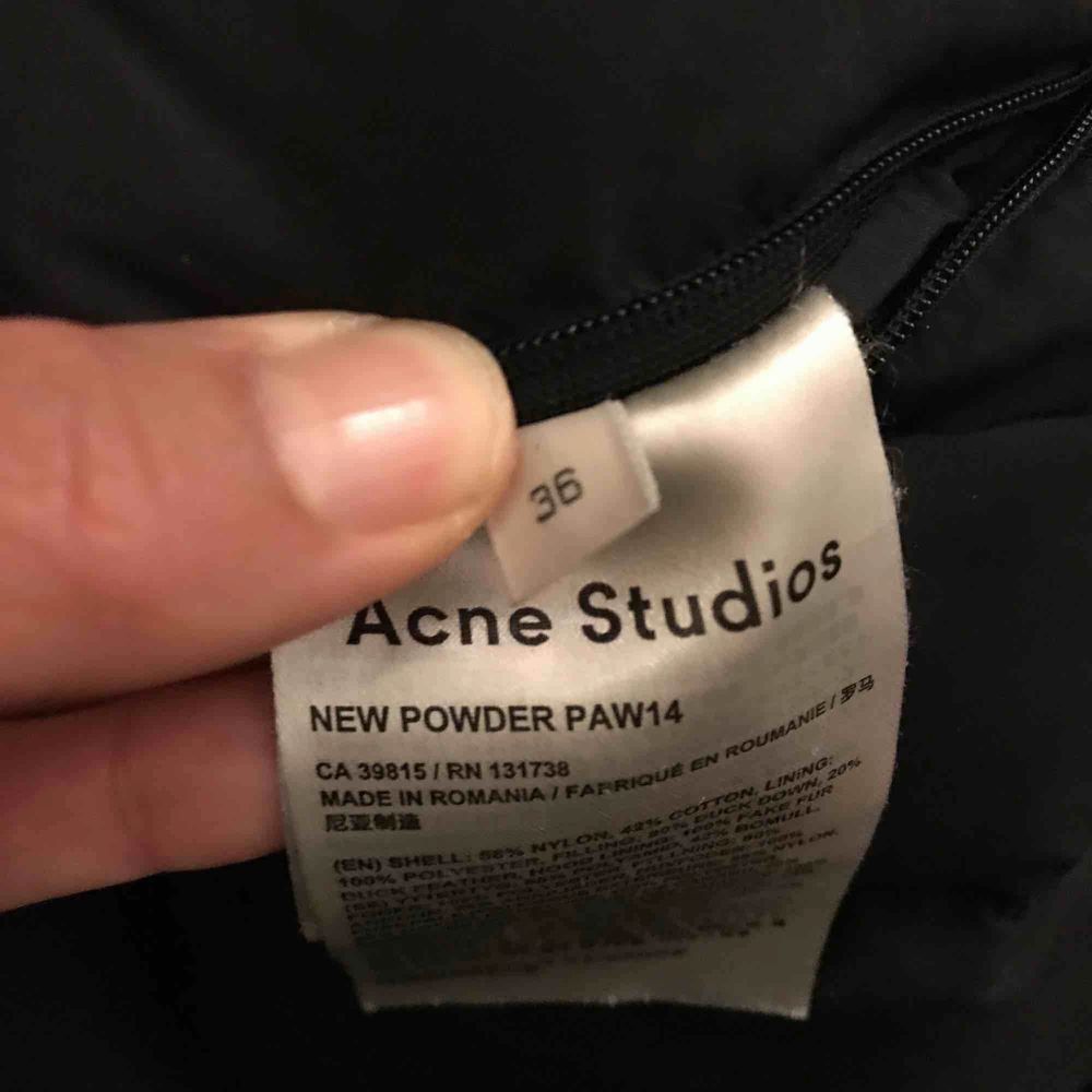 ACNE down jacket. Very big hood with super soft fur on the inside. Hood can be removed. Jacket was just cleaned. I’m a size small but this can definitely fit a medium. Drawstring at waist and at the bottom. Pick up in Stockholm or I can ship. . Jackor.
