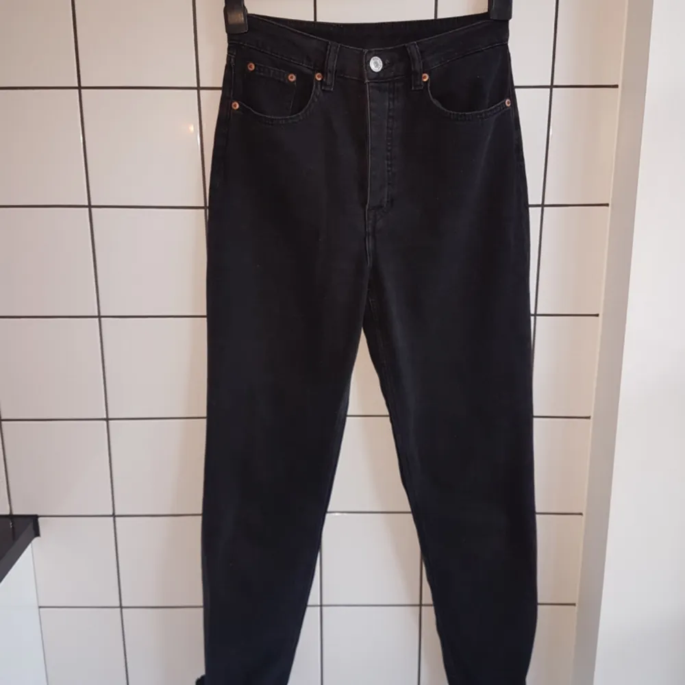 Svarta high waist mom jeans straight leg modell H&M storlek 36/S . Jeans & Byxor.