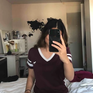  - Mörklila T-shirt från Victoria’s secret pink!! Liiiiitet hål i nedre delen av tröjan men ingenting som syns tydligt. Frakten ingår i priset😊