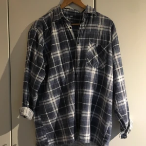  - drömmarnas blåa flanellskjorta! har varit min favorit hur länge som helst, superskön och xl så stor i modellen och passar i princip alla. 58 kr frakt 💚