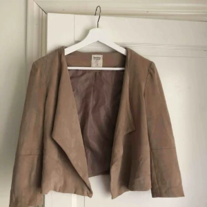  - En beige super fin mocka kofta