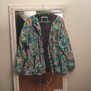  - Vindtygsjacka i väldigt fint blommigt mjukt tyg, storlek XL. Passar även till en small-medium om man vill ha ”baggy” stil. 