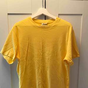 En gul T-Shirt från Weekday, aldrig använd då det var fel storlek. 