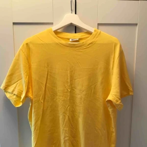  - En gul T-Shirt från Weekday, aldrig använd då det var fel storlek. 