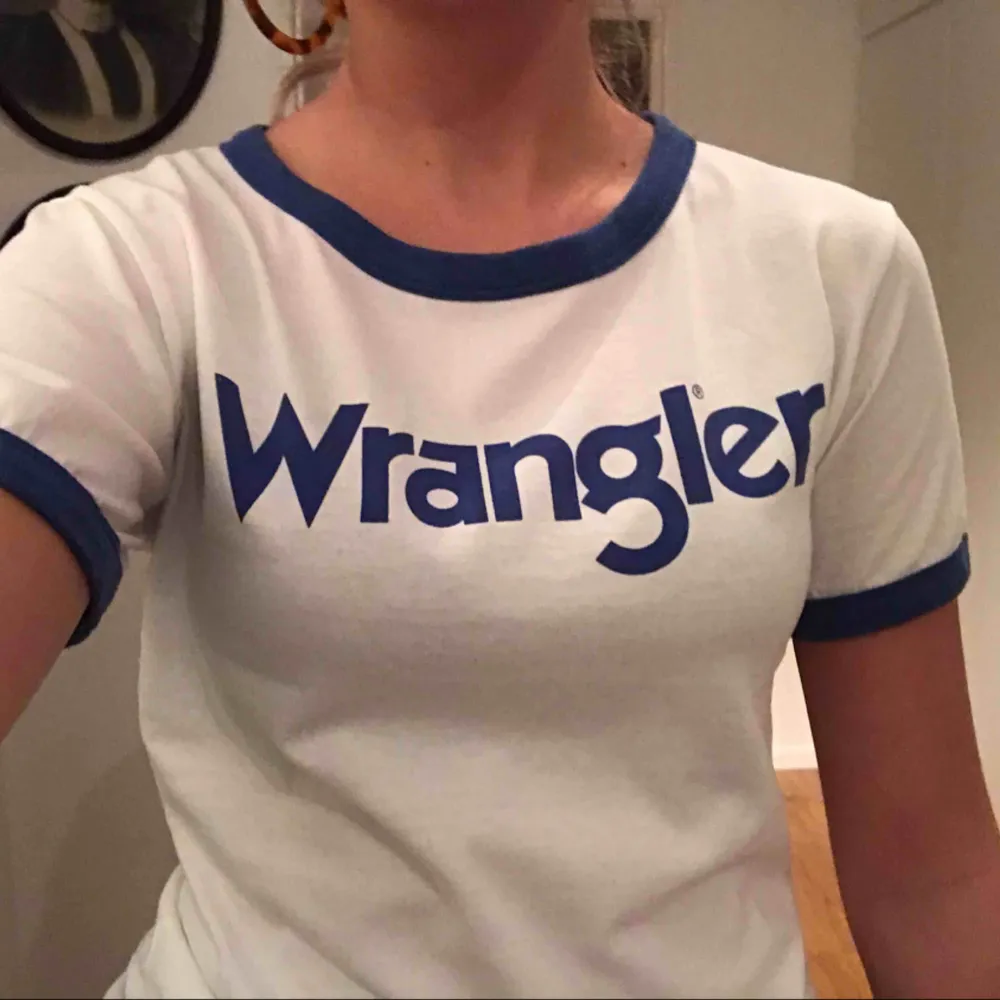 Wrangler t-shirt köpt från Carlings, använd 3 gånger och är i bra skick! 😄. T-shirts.