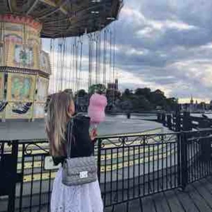  - SÄNKT PRISET FRÅN 2500, NU 2000 Michael Kors Sloan Large  - Pearl Grey. Väskan är helt i nyskick och använd endast ett fåtal gånger. Köpte den för ordinarie pris på 3 549 kr, ni gör ett riktigt kap med andra ord. PASSA PÅ! 🤩💘